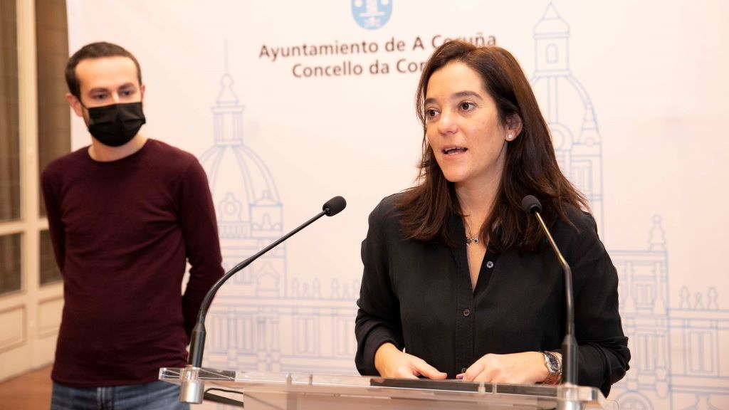 O presidente da Academia do Audiovisual e a alcaldesa da Coruña. (Foto: Nós Diario)