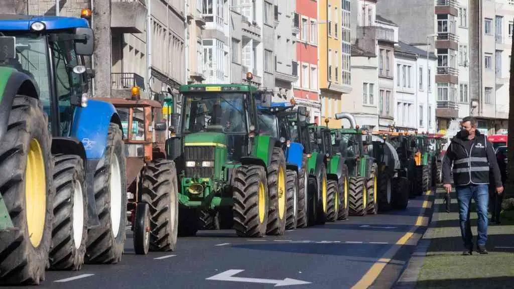 Tractores na manifestaci&oacute;n de Agromuralla en Lugo o pasado 4 de novembro, emulando as concentraci&oacute;ns do ano 2015 (Foto: Carlos Castro / Europa Press).