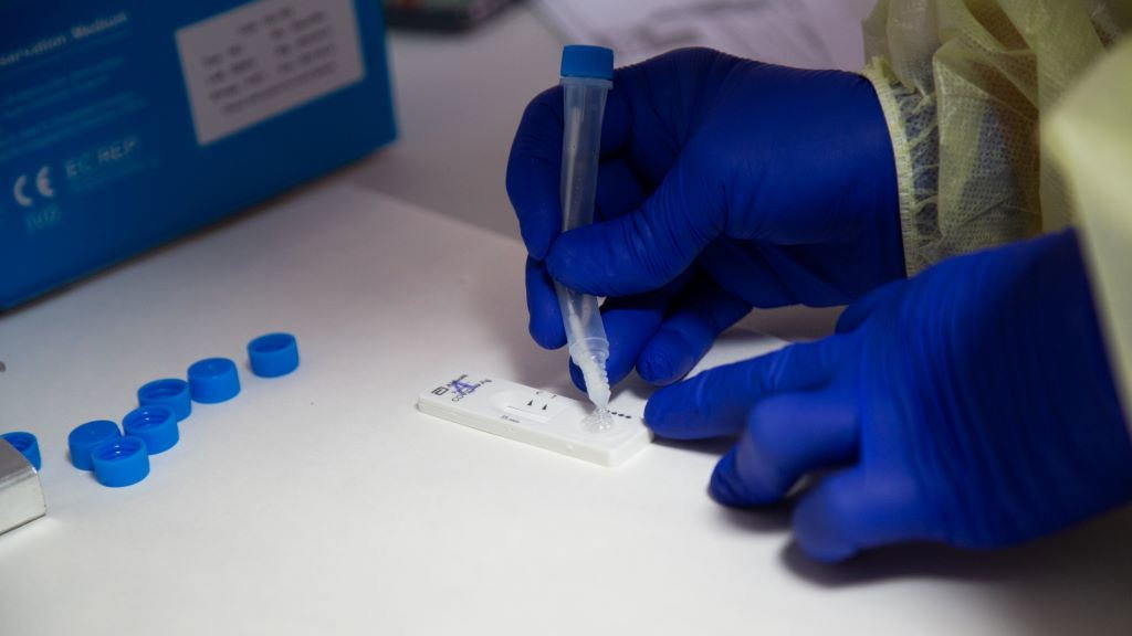 Unha sanitaria comproba un test de antíxenos. (Foto: Javier Pulpo / Europa Press)