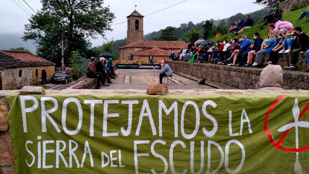Reunión veciñal no concello de Luena (Defensa Valles Pasiegos).