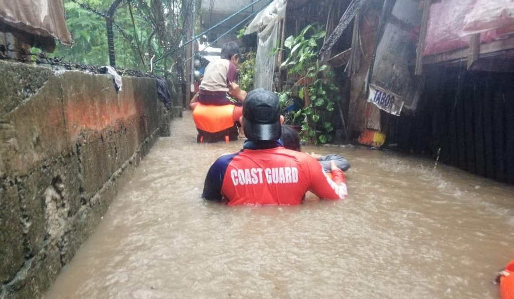A Garda Costeira de Filipinas no medio dun rescate esta quinta feira durante o tifón Rai. (Foto: Garda Costeira de Filipinas)