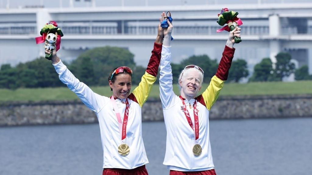 A ouro paralímpica en Toquio, Susana Rodríguez (dereita), coa súa guía (Foto: EP).