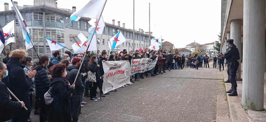 Concentraci&oacute;n diante dos xulgados de Compostela en apoio a Chema Naia (N&oacute;s Diario)