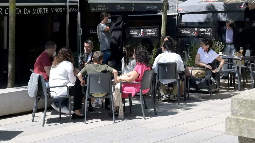 Xente nas terrazas da hostalar&iacute;a coru&ntilde;esa ap&oacute;s a entrada en vigor das novas medidas. (Foto: M. Dylan / Europa Press)