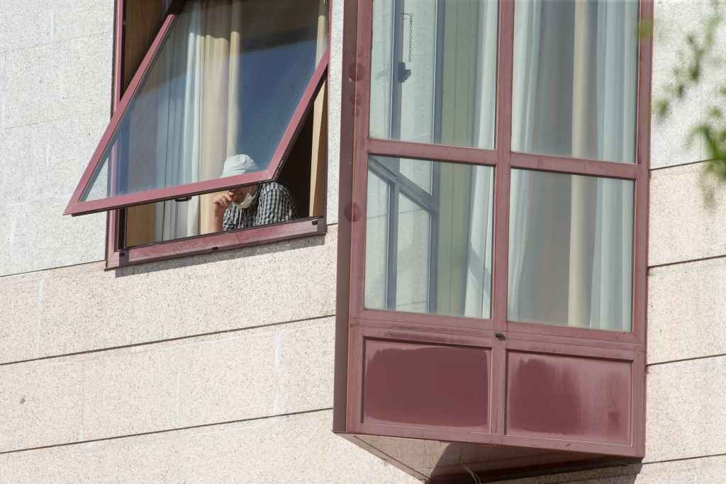 Unha persoa asoma pola xanela da residencia de maiores DomusVi de Outeiro de Rei (Foto: Carlos Castro / Europa Press)