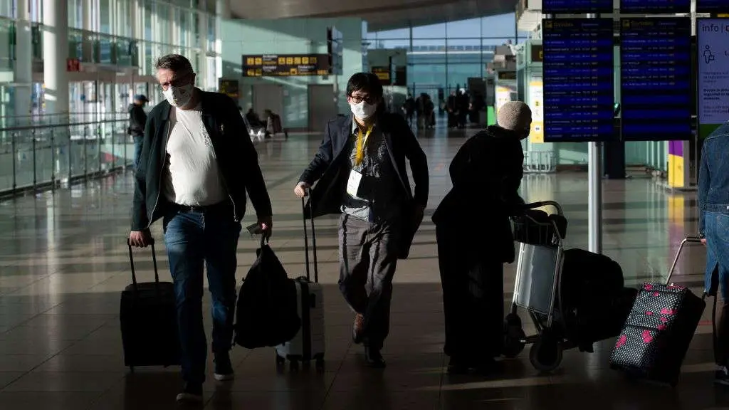 Usuarios do aeroporto de Barcelona coa m&aacute;scara. (Foto: Europa Press)