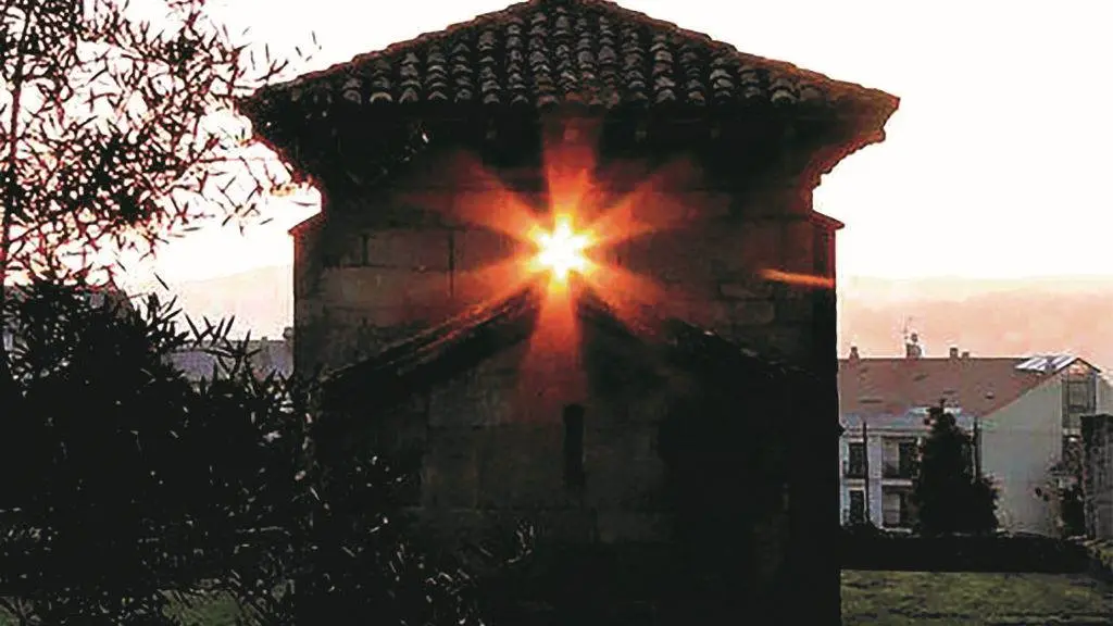 O sol pasando polas fiestras de San Miguel de Celanova no equinoccio de primavera. (Foto: Antonio Pi&ntilde;eiro)