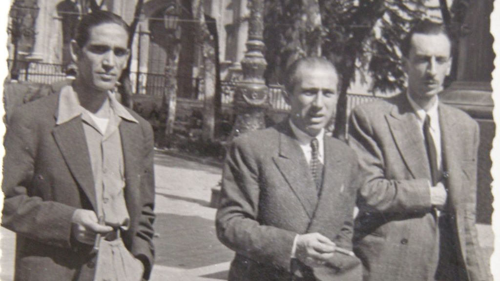 Mariano Otero Castelao, no centro, e Xosé Velo Mosquera, á dereita, paseando polas rúas de Vigo en 1944. (Foto: Arquivo Deputación de Pontevedra)
