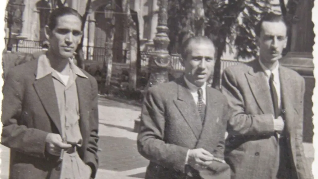 Mariano Otero Castelao, no centro, e Xos&eacute; Velo Mosquera, &aacute; dereita, paseando polas r&uacute;as de Vigo en 1944. (Foto: Arquivo Deputaci&oacute;n de Pontevedra)