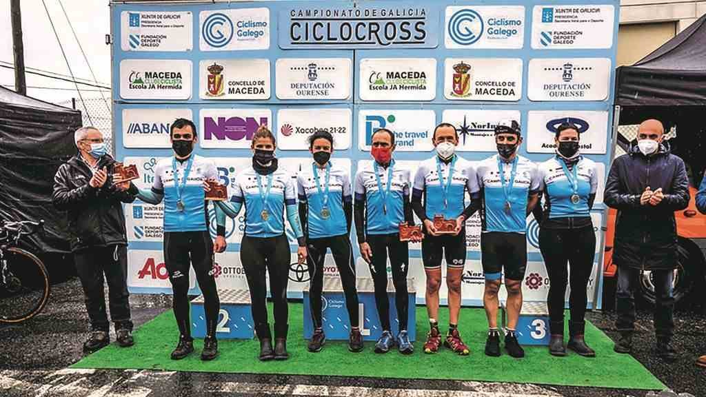 Os gañadores e gañadoras nas distintas categoría posan xuntas no podio do circuíto de Maceda. (Foto: Luz Iglesias) #ciclocrós #ciclismo #montaña #maceda #campionato