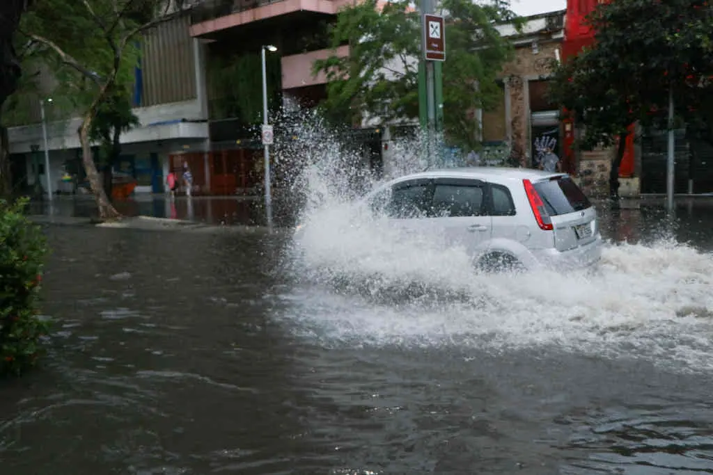 Un coche nas inundaci&oacute;ns. (Foto: Jose Lucena / Zuma Press)