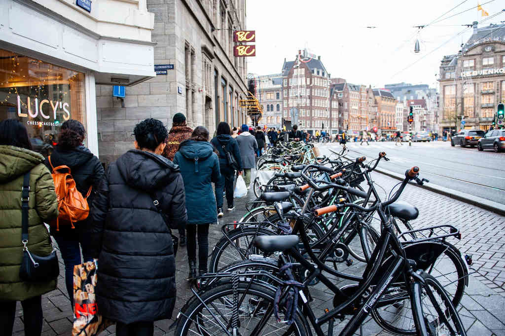 Fileiras en comercios non esenciais de Ámsterdam poucas horas antes da entrada en vigor do confinamento. (Foto: Ana Fernández / Zuma Press / Contactophoto)