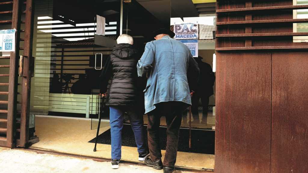 Dúas persoas acceden ao Punto de Atención Continuada (PAC) de Maceda (Foto: Rosa Veiga / Europa Press).