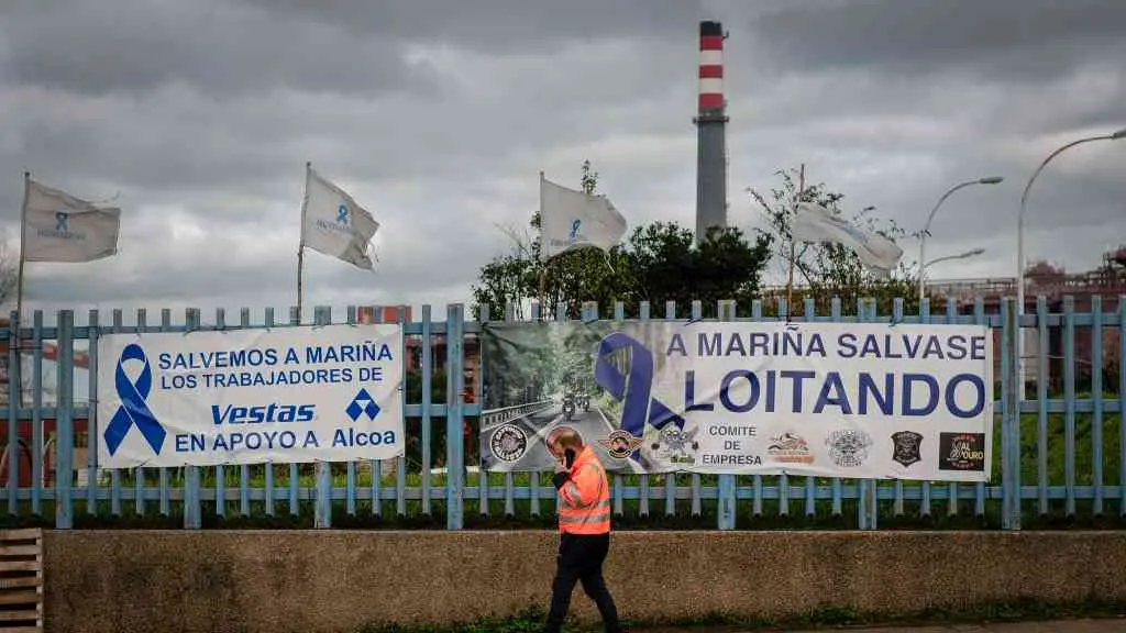 Carteis de apoio &aacute; industria &aacute;s portas do complexo industrial de Alcoa en Cervo (Foto: Carlos Castro / Europa Press).