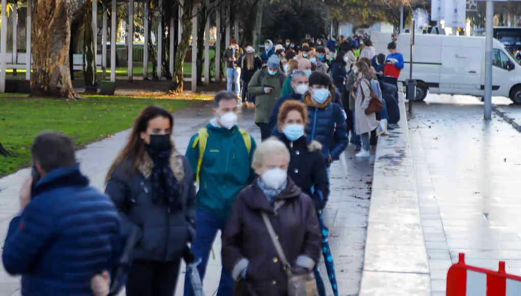Fileira para facer unha proba PCR en Vigo o pasado 23 de decembro. (Foto: Marta V&aacute;zquez Rodr&iacute;guez / Europa Press)