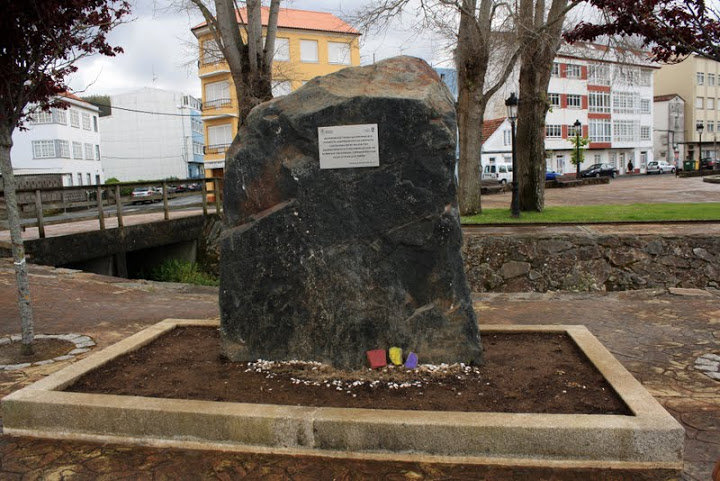 Monólito en lembranza das persoas mortas no campo de concentración de Cedeira.
(Foto: Nós Diario)