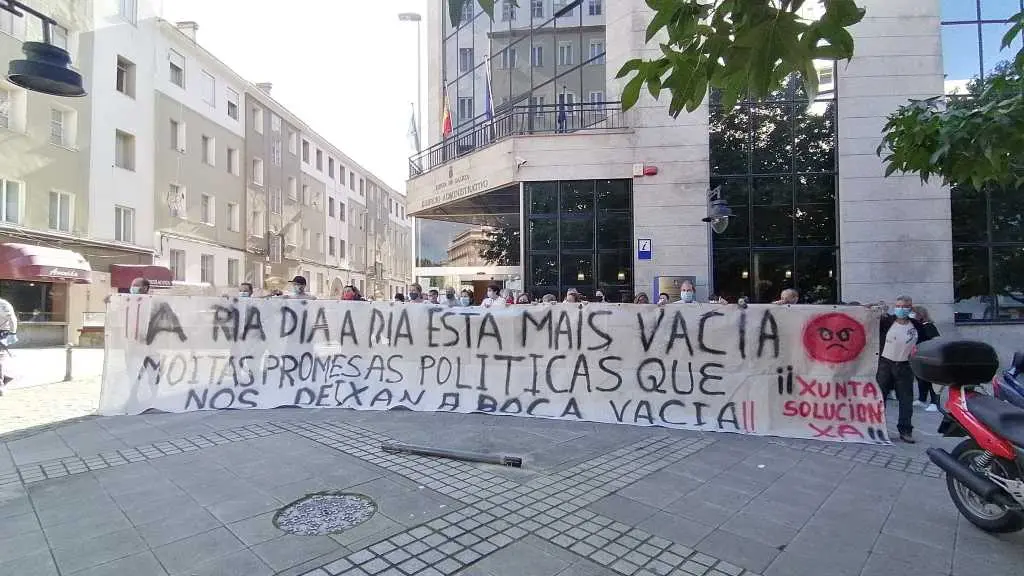 Mobilizaci&oacute;n das confrar&iacute;as, no ver&aacute;n de 2020, alertando do not&aacute;bel descenso nas capturas (Foto: Europa Press).