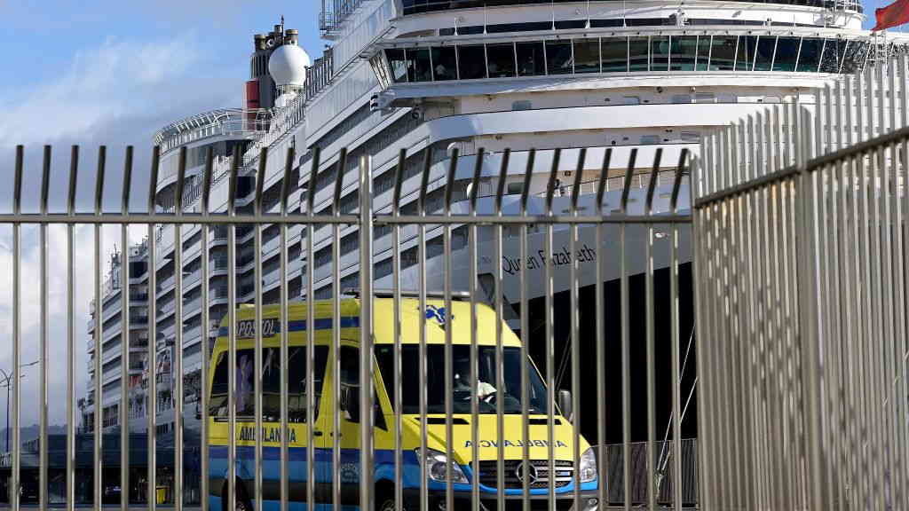 Unha ambulancia ante o buque 'Queen Elizabeth', no peirao de transatlánticos da Coruña. (Foto M. Dylan Europa Press)