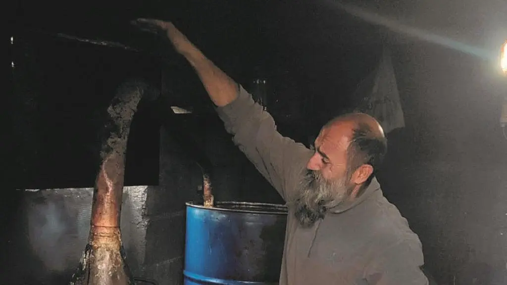 Un home cun alambique, nunha imaxe de arquivo. (Foto: Vide Vide)