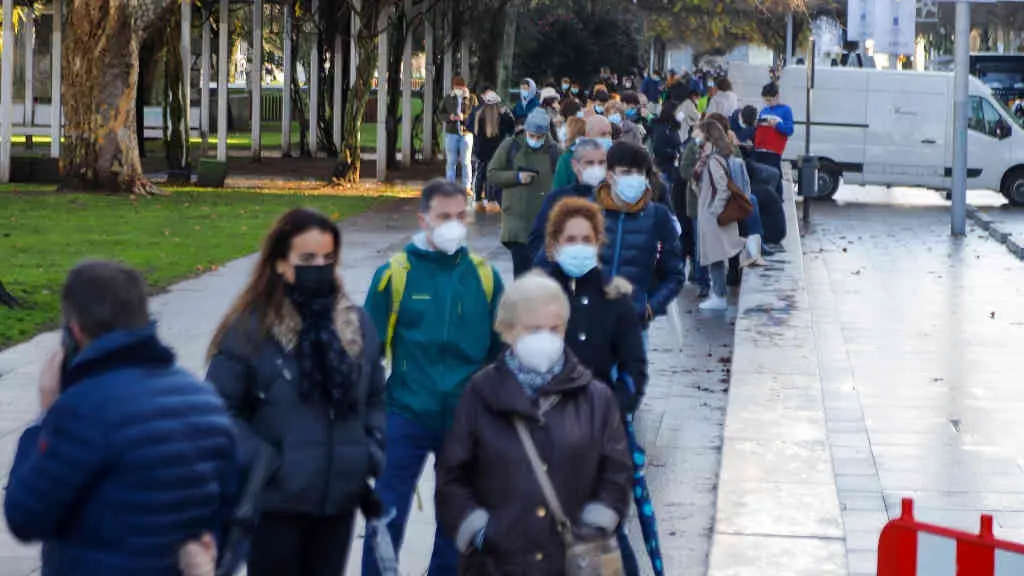 Fileira para facer unha proba PCR en Vigo o pasado 23 de decembro (Foto: Marta V&aacute;zquez Rodr&iacute;guez / Europa Press).