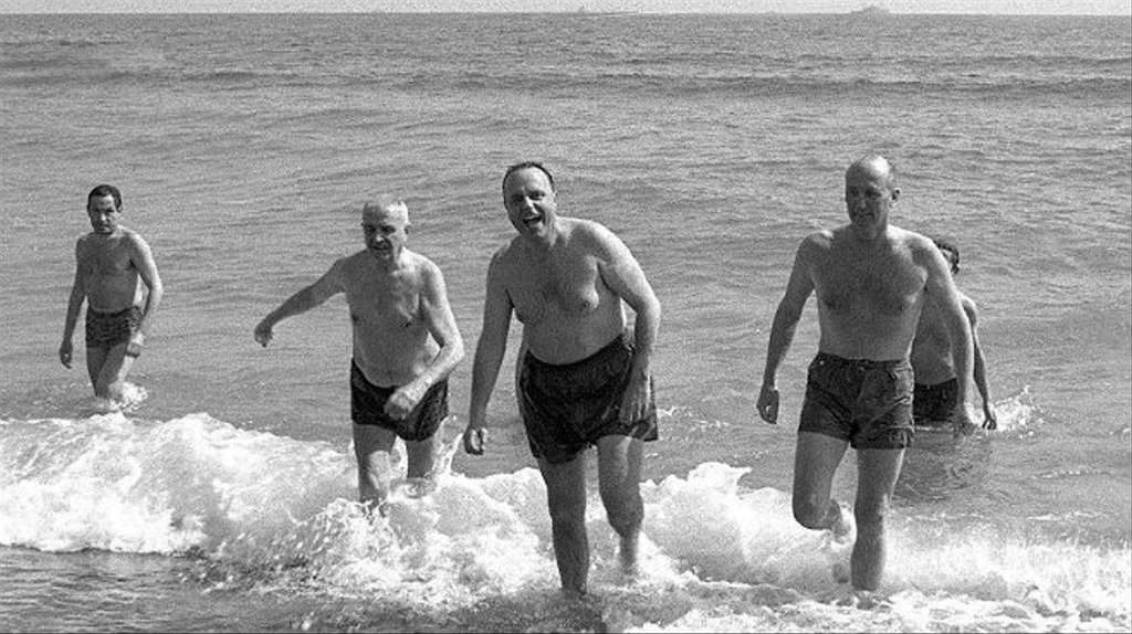 Fraga na praia de Palomares para 'demostrar' que non había radioactividade tras o primeiro accidente nuclear de Europa, 1966.