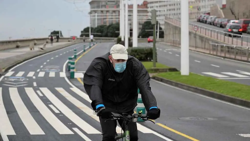 Un home pasea pola Coru&ntilde;a en bicicleta (Foto: Europa Press).