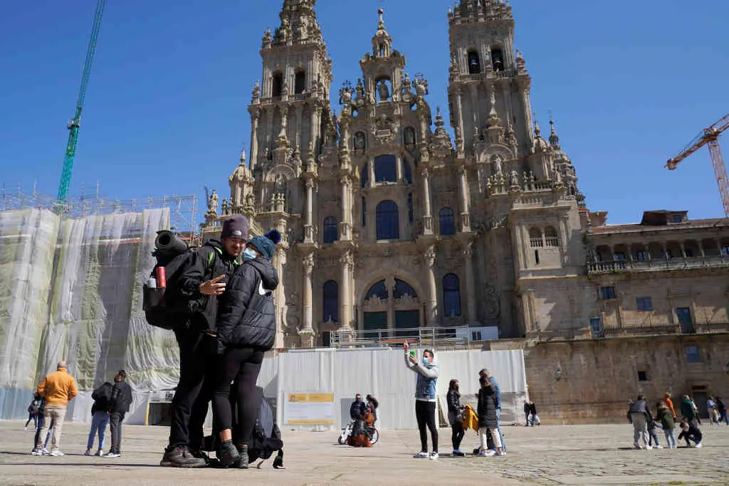 Dous turistas tiran unha foto na praza do Obradoiro . (Foto: &Aacute;lvaro Ballesteros / Europa Press)