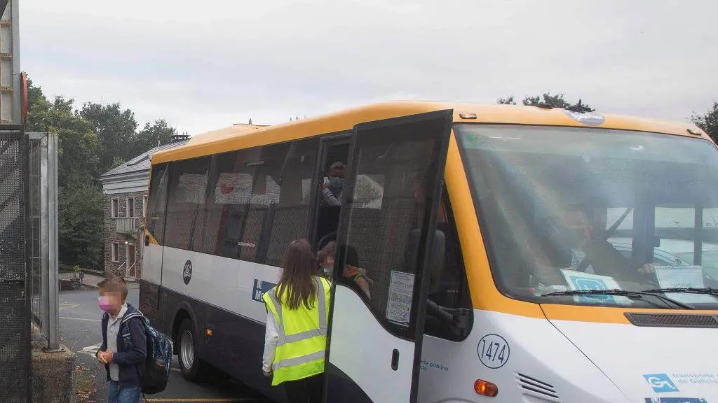 Crianzas baixando do transporte escolar en Nadela, nunha imaxe de arquivo. (Foto: Carlos Castro / Europa Press)