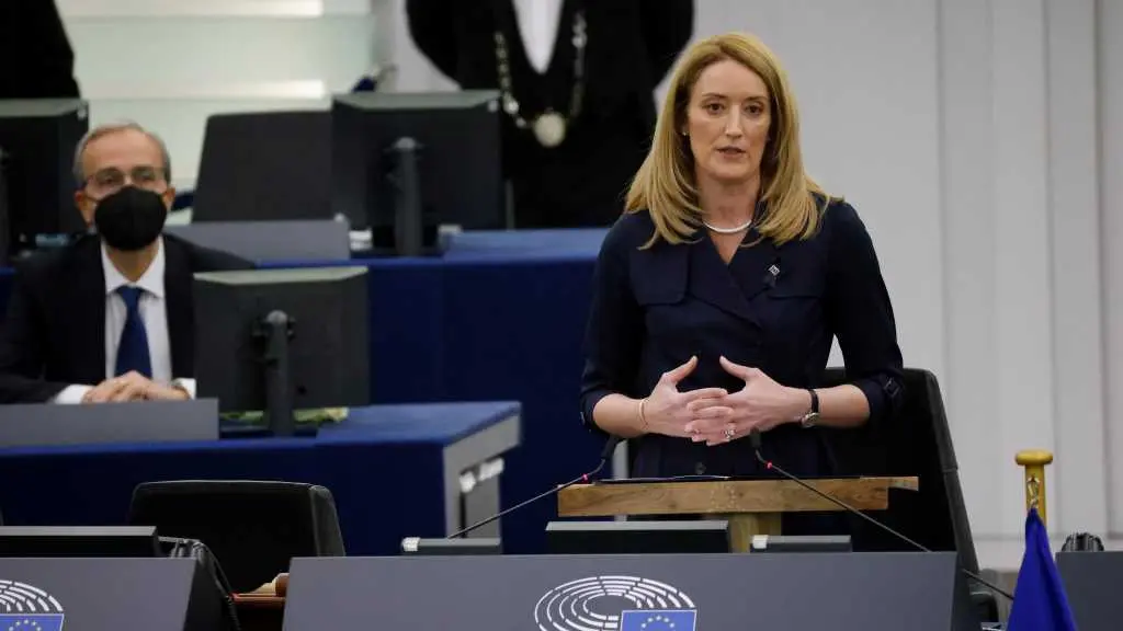 A maltesa Roberta Metsola, en primeiro plano, na sesi&oacute;n da segunda feira do pleno da Euroc&aacute;mara (Foto: Philipp Von Ditfurth/DPA).
