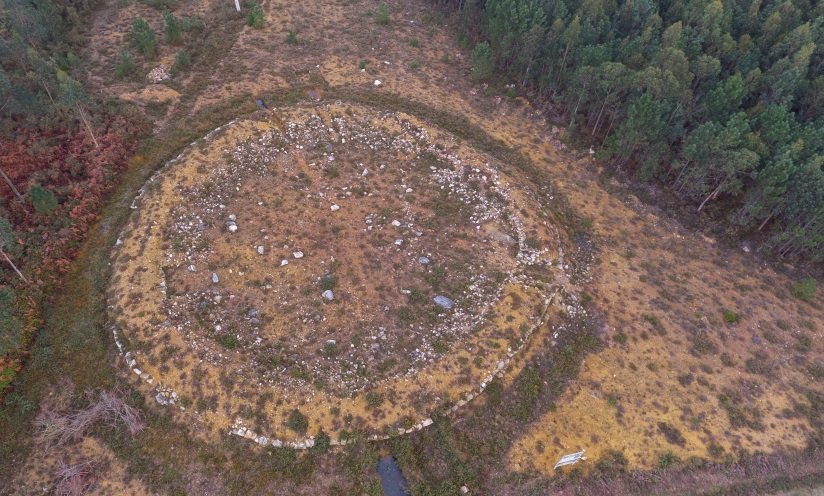 Vista área do recinto circular da Roda en Barreiros, o primeiro xacemento deste tipo achado na Galiza. (Foto: Deputación de Lugo)