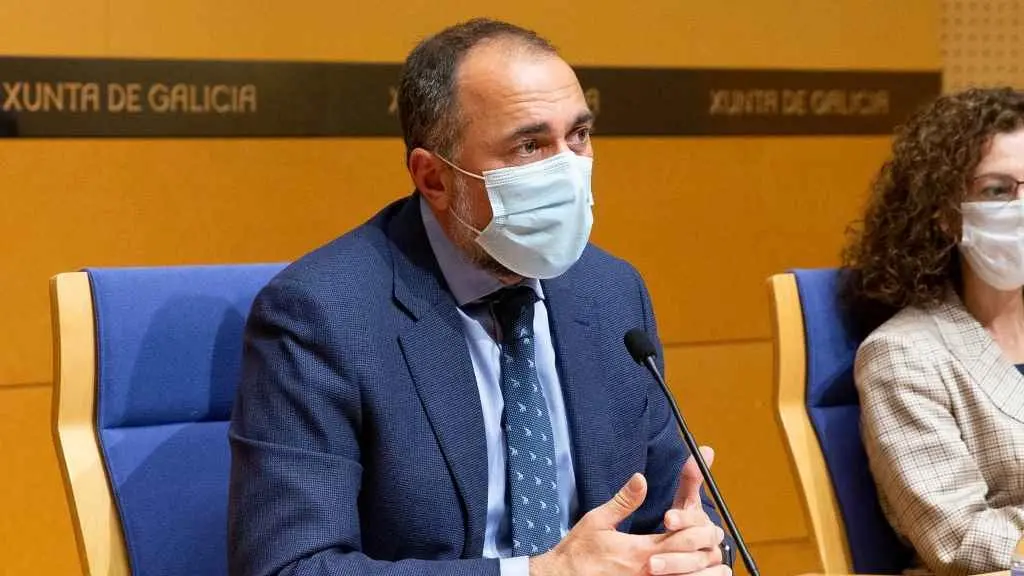 O conselleiro de Sanidade, Julio Garc&iacute;a Comesa&ntilde;a, nunha rolda de prensa na sede da Consellar&iacute;a de Sanidade (Foto: Europa Press).