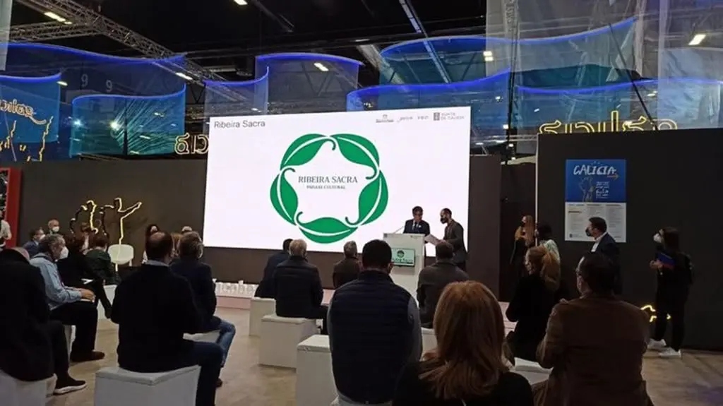 O novo dese&ntilde;o de Pepe Barro para a Ribeira Sacra, no momento da s&uacute;a presentaci&oacute;n en Fitur (Foto: N&oacute;s Diario).