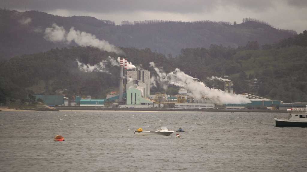 A fábrica de ENCE en Pontevedra eleva o nivel de contaminación da cidade malia a baixada do tráfico (Foto: Estevoaei).