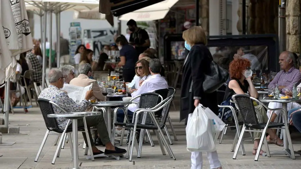 Varias persoas na terraza dun bar na Coru&ntilde;a (Foto: M. Dylan / Europa Press).