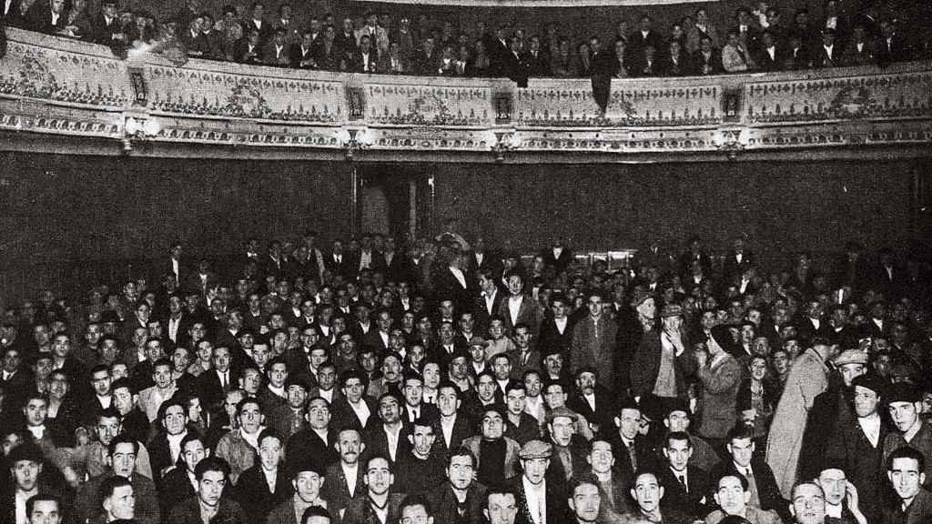 Asemblea de operarios da construción coruñesa no teatro Rosalía de Castro durante a folga de 1933 (Foto: Nós Diario).