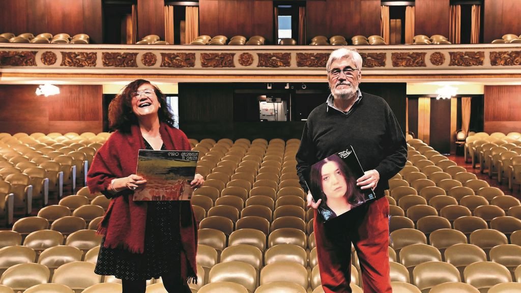 Pilocha e Miro Casabella no escenario do Teatro Colón (Foto: Deputación da Coruña).