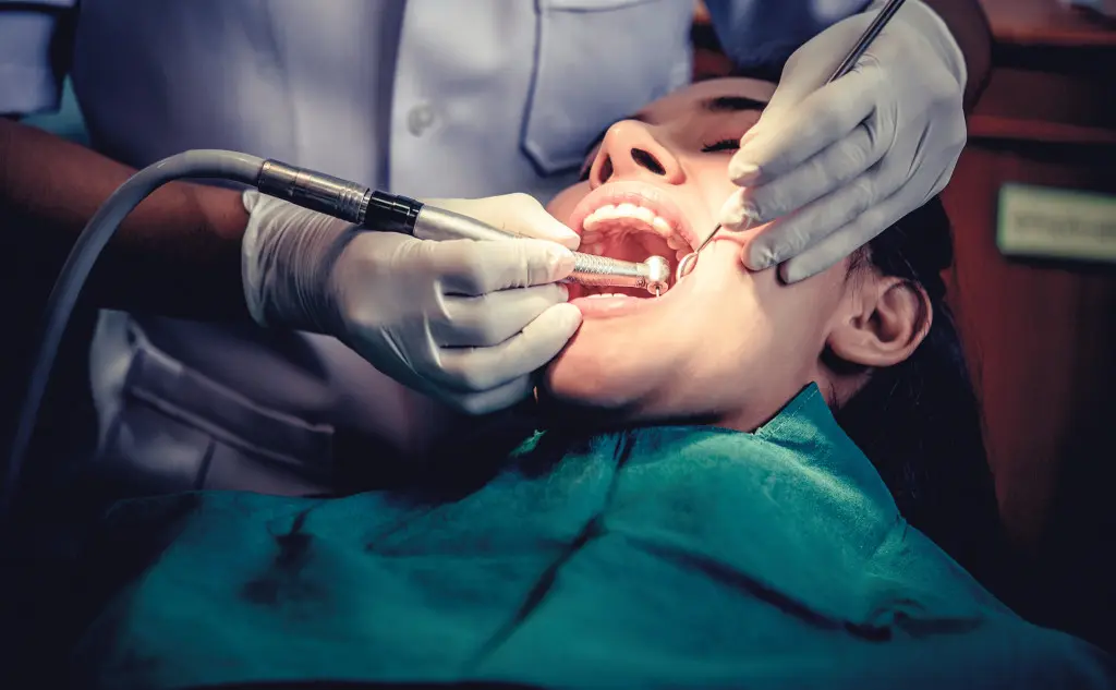 Un doente nunha cl&iacute;nica de sa&uacute;de bucal canda o seu odont&oacute;logo. (Foto: Europa Press).