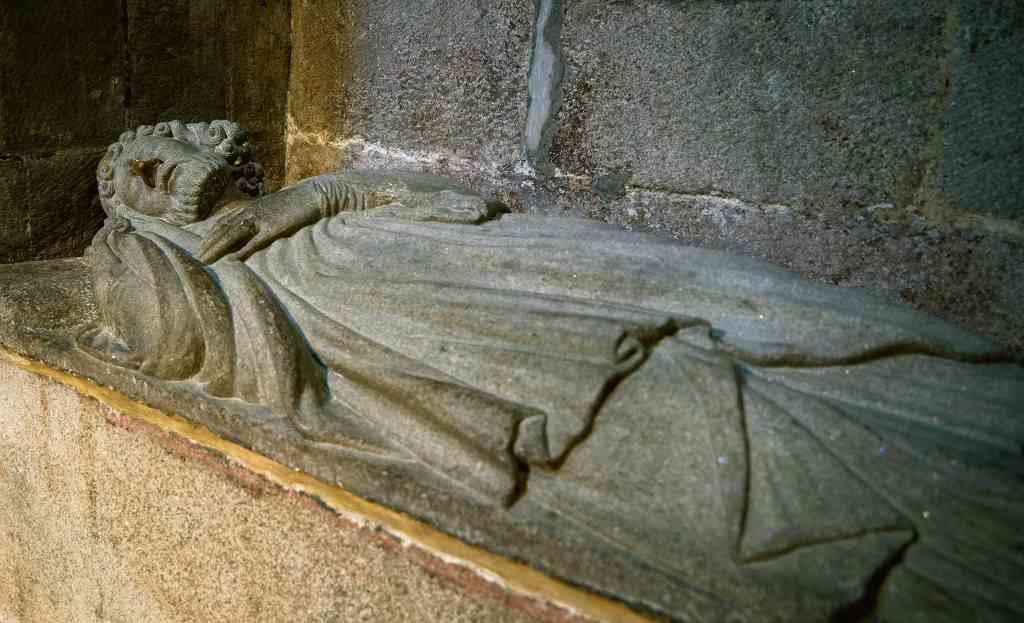 Tumba de Afonso VIII no Panteón dos Reis da Galiza, 
na Catedral de Santiago. (Foto: Xan Muras)