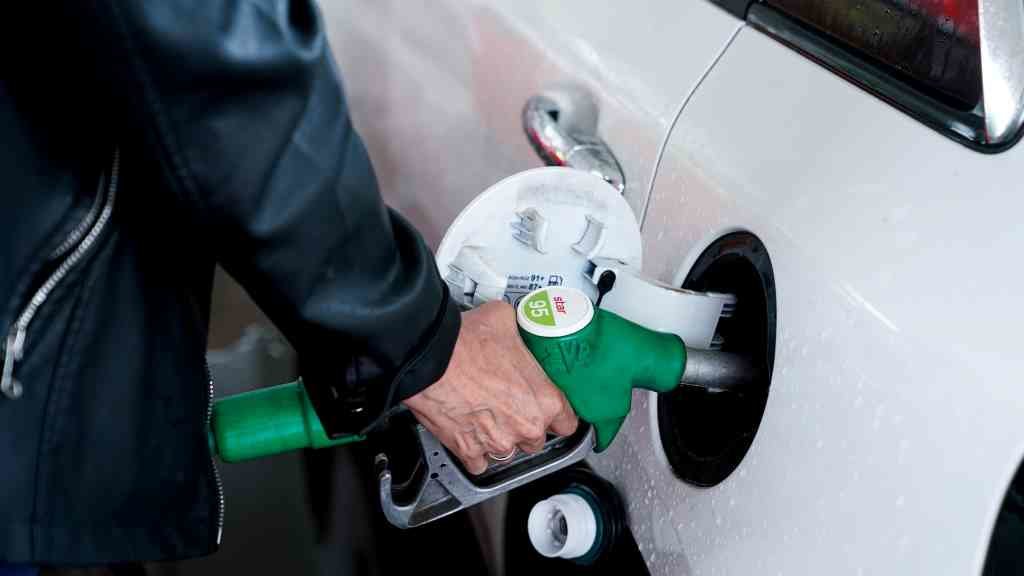 Unha persoa enche o depósito do seu vehículo, un xesto que no que vai de ano é 4,4% máis caro pola alza dos carburantes (Foto: A. Pérez Meca / Europa Press).