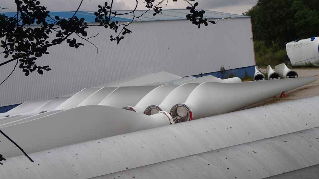 Vellas pas de muíños eólicos almacenadas nas instalacións industriais de Endesa nas Pontes á espera dunha segunda vida (Foto: Endesa)