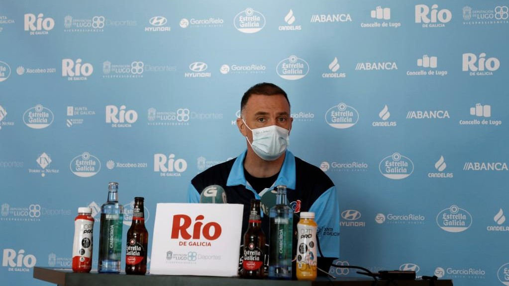 Veljko Mršic , técnico celeste, recoñeceu que o Madrid "é favorito". (Foto: Leite Río Breogán).