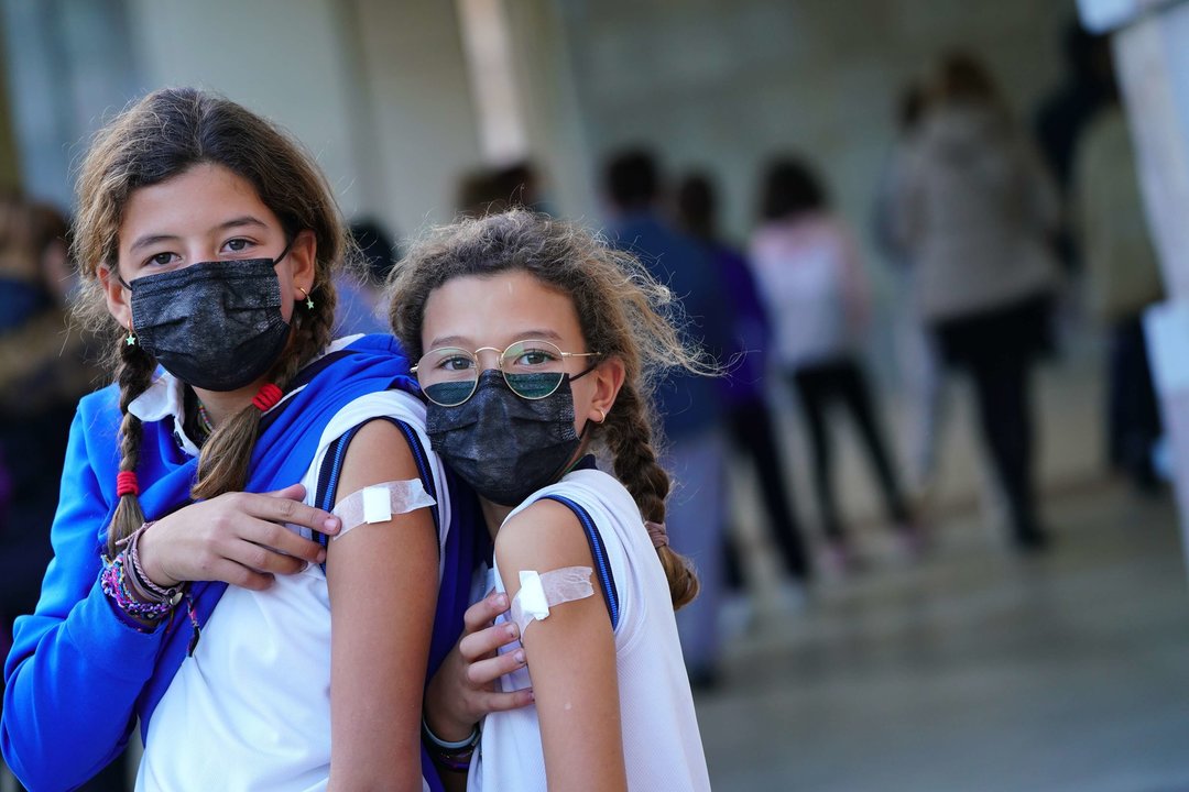 Dúas crianzas despois de recibir a vacina na cidade da Cultura, en Santiago. (Foto: Álvaro Ballesteros / Europa Press)