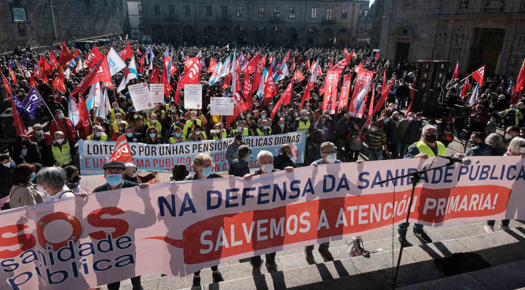 varias_personas_pancarta_defensa_sanidad_publica_manifestacion_convocada