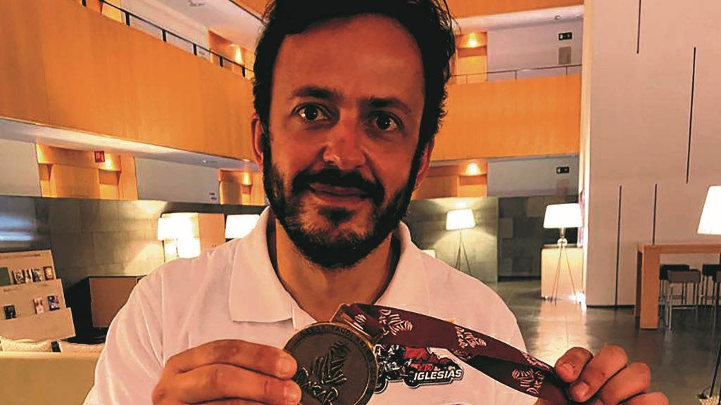 Iglesias posa na imaxe coa medalla do Rally Dakar. (Foto: Nós Diario).
