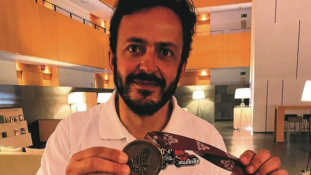 Iglesias posa na imaxe coa medalla do Rally Dakar. (Foto: N&oacute;s Diario).