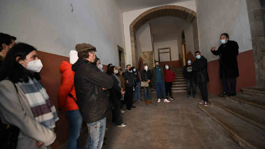O alcalde de Pontevedra explica a intervención no Convento de Santa Clara nunha visita guiada (Foto: Concello de Pontevedra).