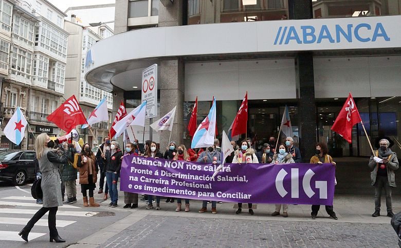 Concentración da CIG fronte a sede de Abanca na Coruña. (Foto: Nós Diario)