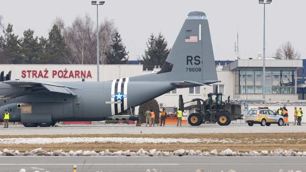 Chegada de militares estadounidenses ao aeroporto de Rzeszow Jasionka, en Polonia, este domingo (Foto: Maciej Goclon / Fotonews).
