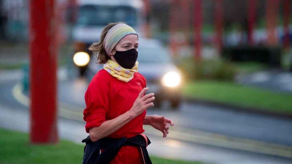 Unha persoa corre en solitario e con máscara na Coruña (Foto: M. Dylan / Europa Press).