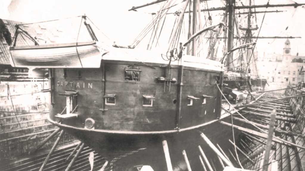 O 'HMS Captain', no dique (Foto: www.paralibros.com).
